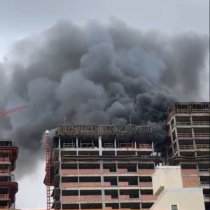 Construtora emite nota após incêndio de grandes proporções em prédio em construção 