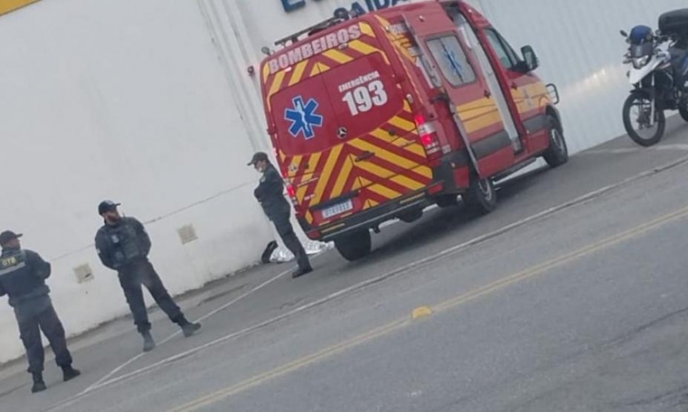 Corpo de pessoa em situação de rua é encontrado em estacionamento de loja de departamento 