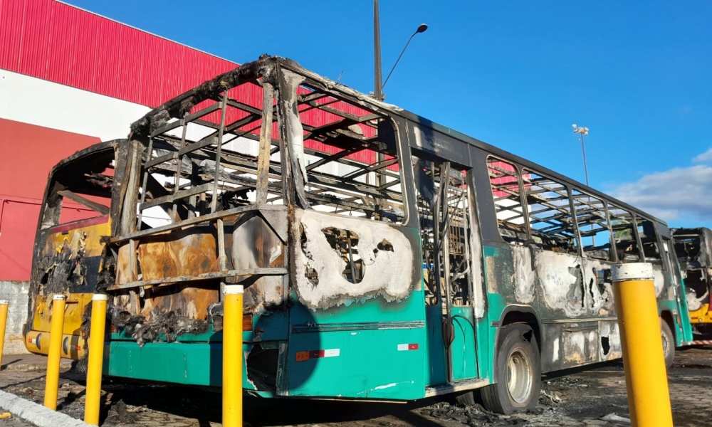 VÍDEO: Veja como ficaram os ônibus destruídos por incêndio, em São João Batista