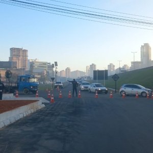 Mudança para mão inglesa no túnel dos Bombeiros causa filas e dúvidas