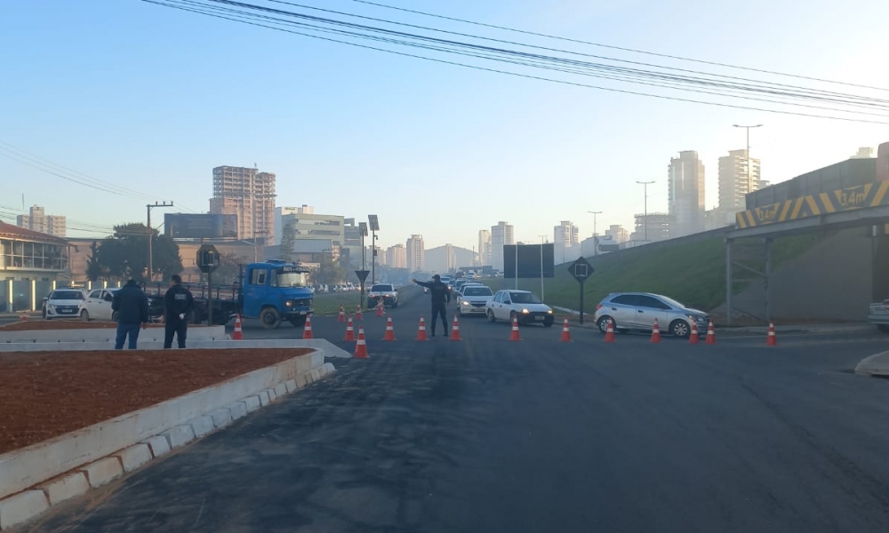 Mudança para mão inglesa no túnel dos Bombeiros causa filas e dúvidas