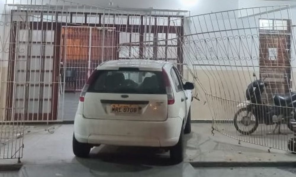 Veículo colide no portão do cemitério em Tijucas 