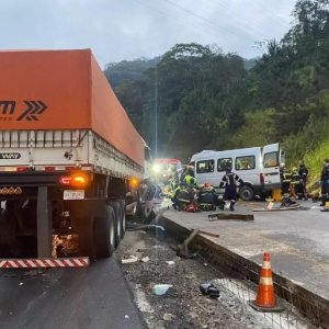 TRAGÉDIA: Acidente com van e carreta deixa mortos feridos