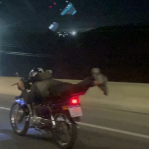 Motoqueiro 'Superman' é flagrado realizando manobras perigosas na BR-101