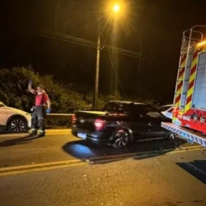 Grave acidente na SC-410 deixa três pessoas feridas e causa congestionamento