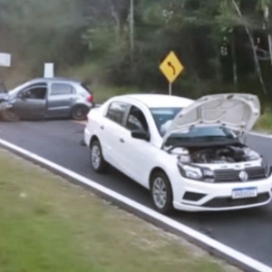 Acidente em rodovia deixa feridos, incluindo uma criança
