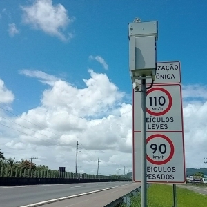 Radares da BR-101 apresentam falhas na identificação de veículos e excesso de velocidade