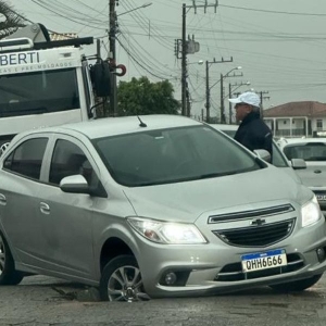 Carro é engolido por buraco em rua de Tijucas
