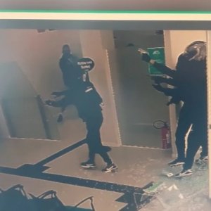 Assalto a banco faz reféns; um suspeito morreu em troca de tiros