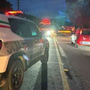 Colisão e saída de pista entre dois carros deixa feridos na SC-410