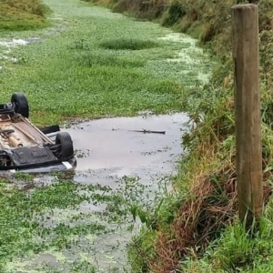 Mulher sai ilesa de acidente após veículo cair em vala e ficar submerso por 20 minutos