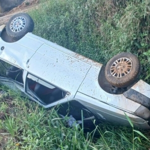 Mulher sofre corte na cabeça após carro sair da pista e capotar