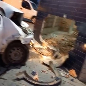 URGENTE: Carro invade restaurante em Tijucas, após colisão com outro veículo