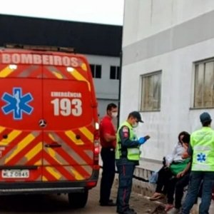 Casal sofre queda de motocicleta em São João Batista; bombeiros prestam atendimento