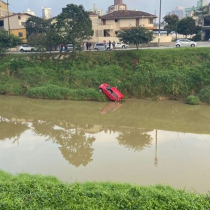 Carro cai no rio Itajaí-Mirim em Brusque; Corpo de Bombeiros atua no resgate