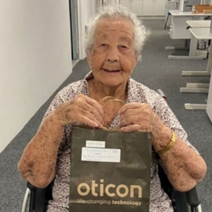 Centenária: Paciente com 110 anos recebe aparelho auditivo