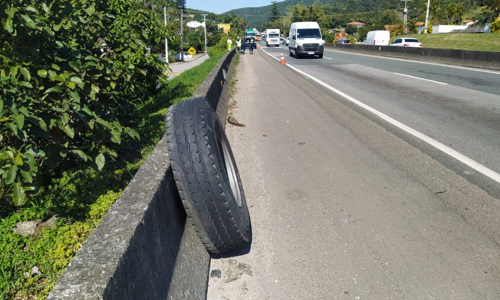 Homem morre após ser atingido por pneu de caminhão na BR-101