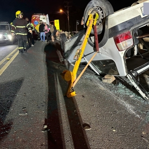 URGENTE: Colisão na SC-410 deixa vítima presa às ferragens após carro capotar