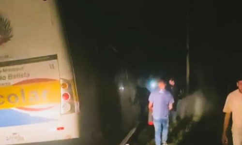 Estudantes descessem de ônibus às pressas após princípio de incêndio