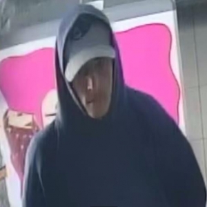 FORAGIDOS: Criminosos aterrorizam atendente de mercearia durante assalto em Tijucas