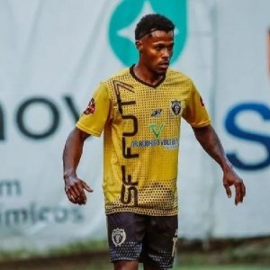 Jovem de 29 anos morre durante partida de futebol