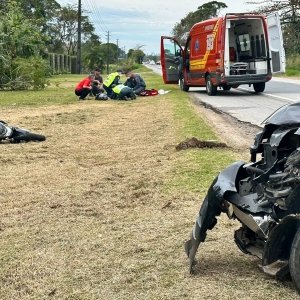 URGENTE: Carro e moto colidem na SC-410, em Canelinha 