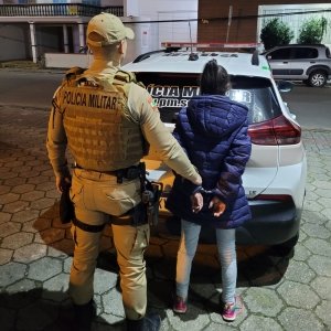 Mulher é presa por tráfico de drogas; ela tentou esconder droga no bolso