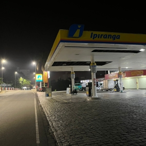 Tentativa de roubo com faca em posto de gasolina; vítima se defendeu com cadeira 