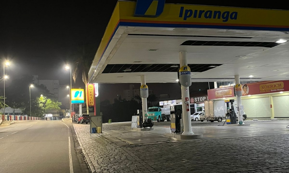Tentativa de roubo com faca em posto de gasolina; vítima se defendeu com cadeira 
