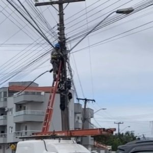 Operação remove fios de internet inativos em Tijucas; motociclista cobravam ação