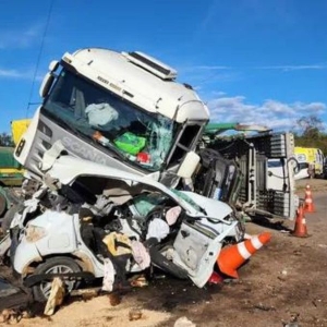 Acidente fatal: Carreta de Tijucas se envolve em colisão deixando três mortos