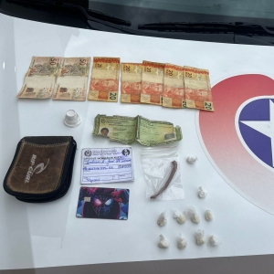 Após ver PM, homem pula muros e foge dos policiais em Tijucas