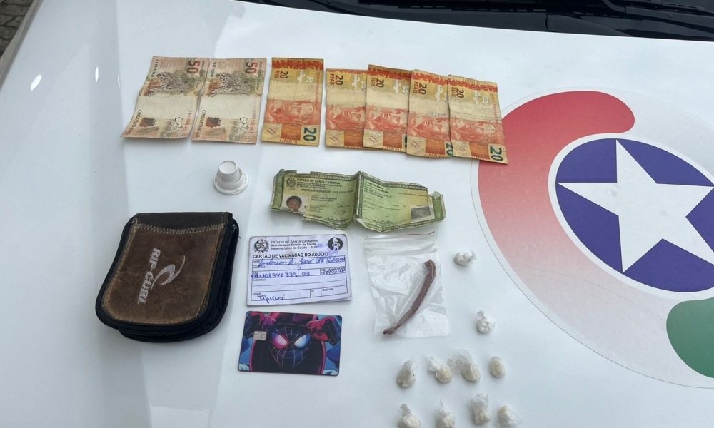 Após ver PM, homem pula muros e foge dos policiais em Tijucas