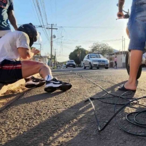 Operação faz retirada de fios e cabos soltos de internet pelas ruas de Tijucas