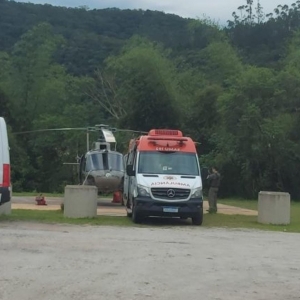 Menina fica gravemente ferida ao cair de tirolesa de aproximadamente 7 metros