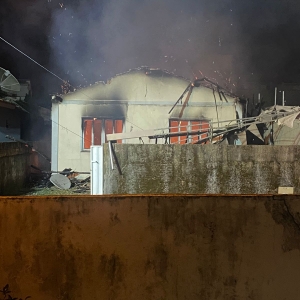 Suspeito de estar sob efeito de drogas, homem põe fogo em casa