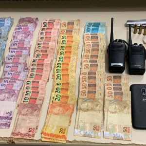 Revólver e munições são apreendidos durante ocorrência de tráfico de drogas