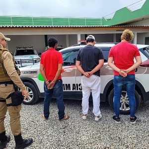 Três homens são detidos com mandados por pensão, furto, estelionato e perseguição