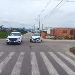 Acidente envolvendo dois carros deixa menina de 10 anos ferida 