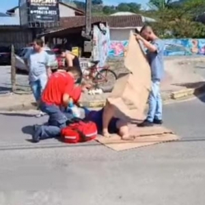 Ciclista sofre suspeita de fratura na perna ao colidir contra moto