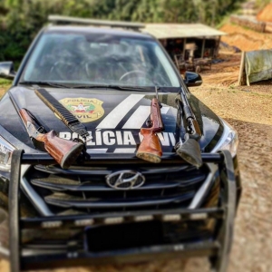 Pai e filho são presos em flagrante por posse de arma e munições