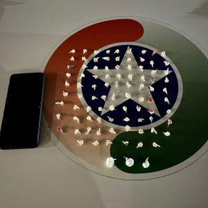 Operação policial resulta na apreensão de drogas e fuga de traficante 