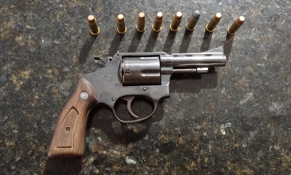 Tentativa de homicídio: Homem dispara arma contra inquilino