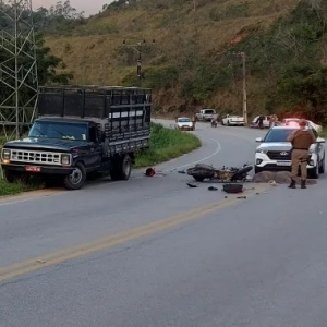 Mulher morre ao colidir na traseira de caminhonete parada em acostamento