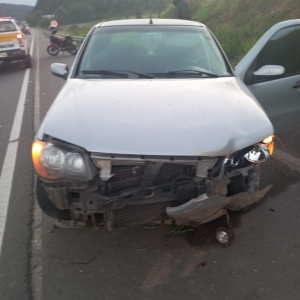 Motorista de caminhonete joga carro para fora da pista e foge