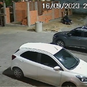 [ VÍDEO ] Motocicleta é furtada no Centro de Tijucas; câmeras flagraram ação