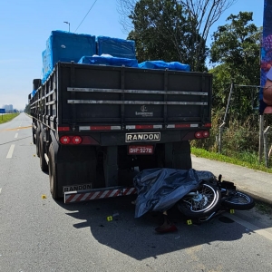 Caminhão com placas de Canelinha se envolve em acidente na marginal da BR-101; motociclista morre