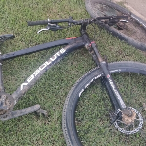 Motociclista colide com bicicleta ao tentar atravessar SC-410