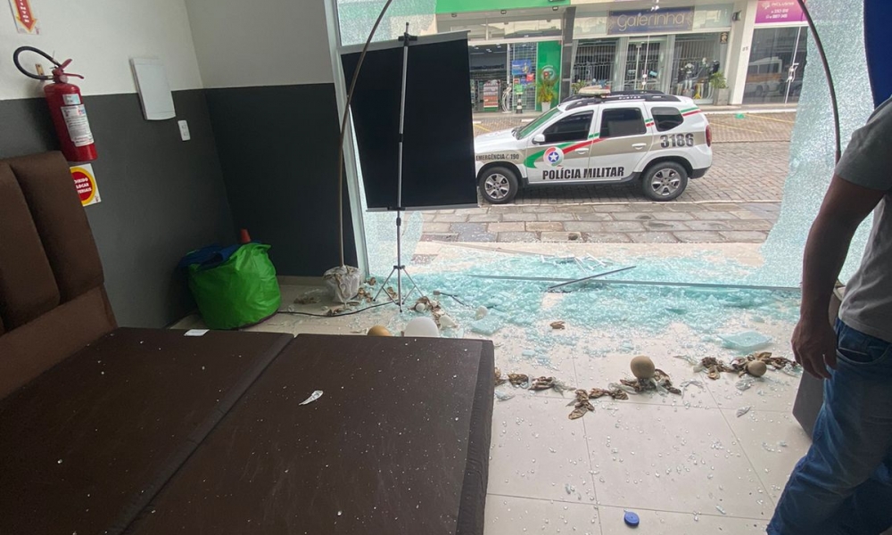 Homem que vandalizou loja de colchões é preso pela Polícia Civil