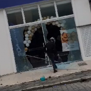 ‘VAI FICAR PARA HISTÓRIA’: Homem filma e narra ataque a loja de cochões em Tijucas